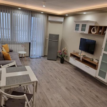 Flowers Apartment Dobrich Bagian luar foto