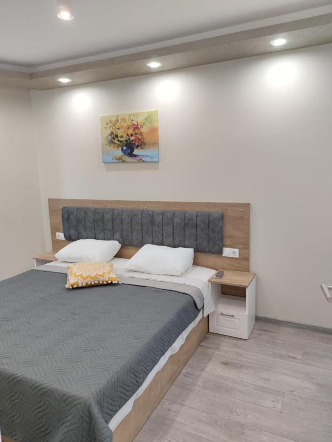Flowers Apartment Dobrich Bagian luar foto