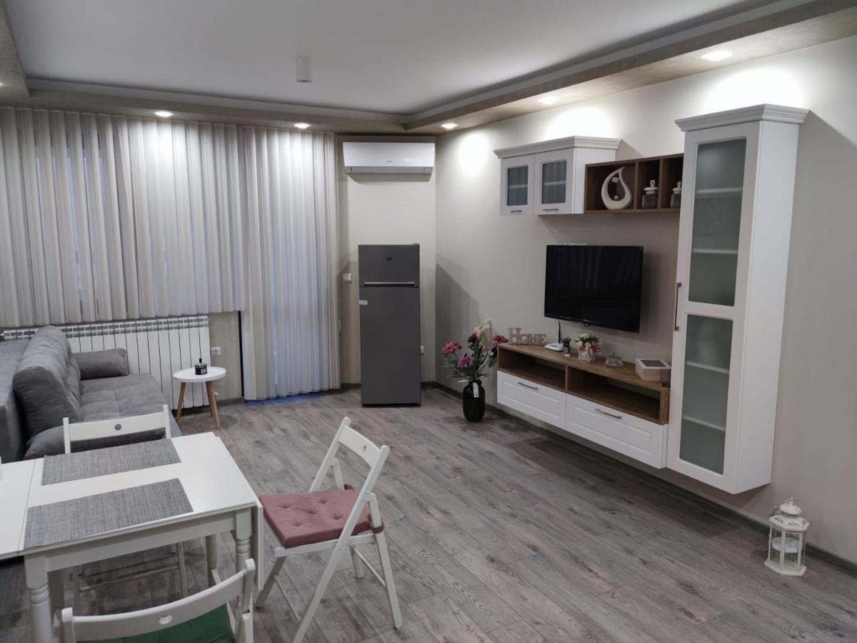 Flowers Apartment Dobrich Bagian luar foto