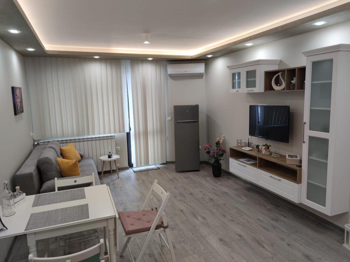 Flowers Apartment Dobrich Bagian luar foto