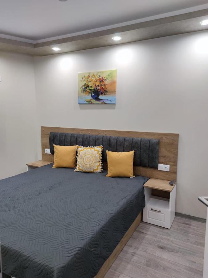 Flowers Apartment Dobrich Bagian luar foto
