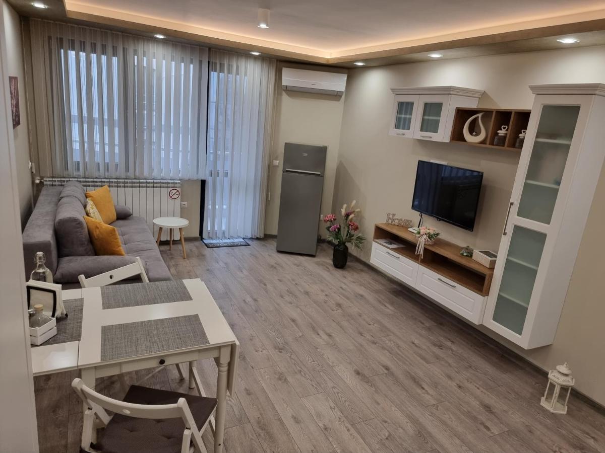 Flowers Apartment Dobrich Bagian luar foto