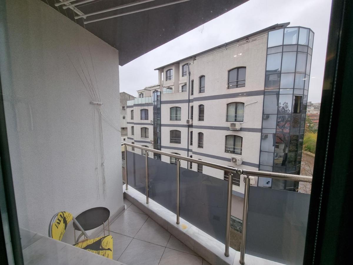 Flowers Apartment Dobrich Bagian luar foto
